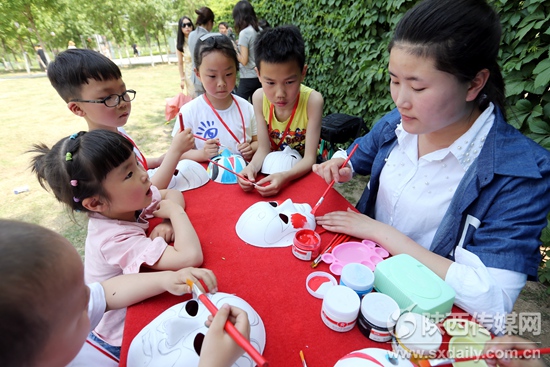4月30日，西安大明宫国家遗址公园梨园戏台上的秦腔演出。