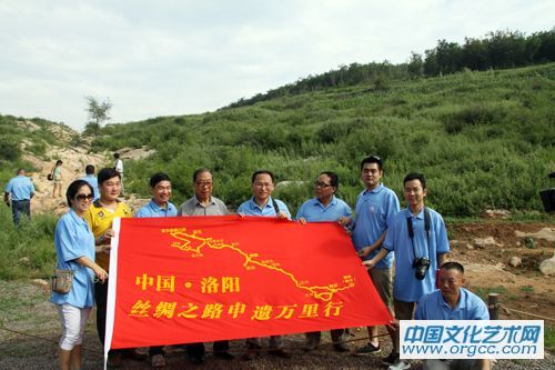 采风团在陕县崤函古道石壕段遗址