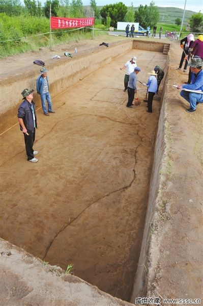 考古人员在清理墓道。
