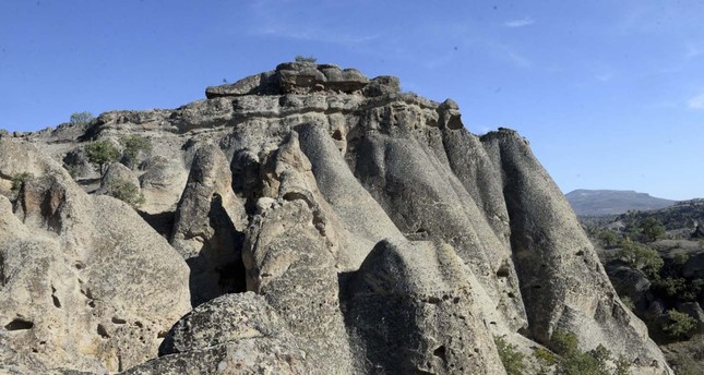 The carved houses and tombs in Mesotimolos can be seen in the valley surrounded by volcanic rocks, while it is also possible to come across thousands-of-years-old human footprints in the volcanic remains of the region.