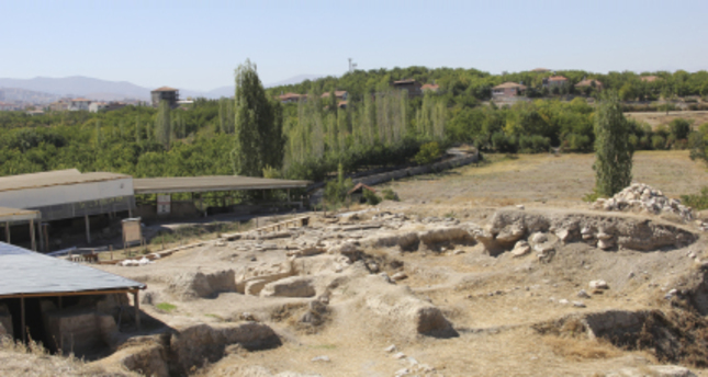 Archaeologists dig out pieces of ancient Anatolian city-state of Melid