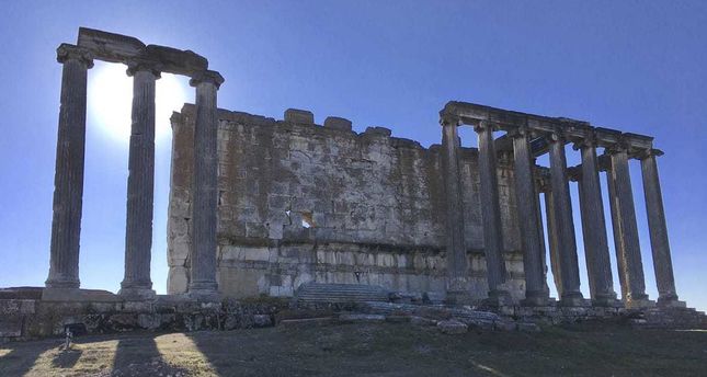 Minister Avcı said that the ancient city of Aizonai has the best Zeus temple still standing worldwide in terms of size and quality, saying, “The ancient city of Aizanoi is an archaeological site that is in line to become the next Ephesus.”