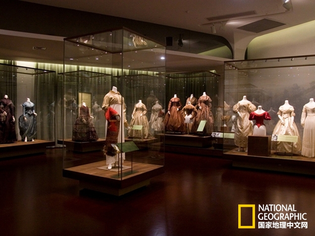 中国丝绸博物馆 |不用去巴黎、米兰、纽约，就能看四百年时装秀！