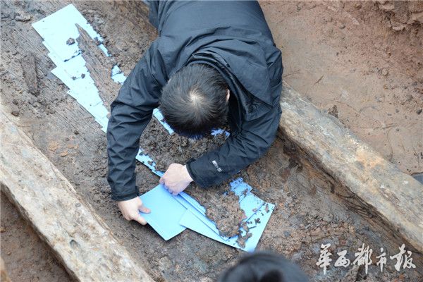 （原题为《成都蒲江发现60座战国船棺墓 墓主佩戴埃及玻璃饰品蜻蜓眼》）