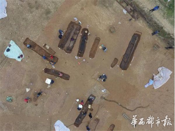目前，墓葬群已经出土随葬器物300余件，主要有陶器、铜器、铁器、漆木器、竹质器、草编器、玻璃器及铜钱。其中的玻璃珠串饰引人注目。串饰中部，饰有琉璃装成的蜻蜓眼镜造型，色泽饱满，异常精美。