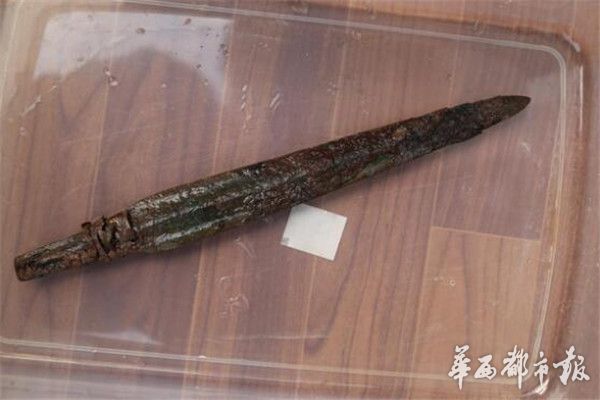 刘雨茂介绍，此次发现了两枚蜻蜓眼玻璃珠及数根配套的玻璃管。蜻蜓眼是源于古埃及的装饰品，墓葬中的两枚存在着进口和山寨两种可能。此前，在中原地区，曾有实物发现，与国外的蜻蜓眼有少许区别，可见当时国内已有仿制生产工艺。