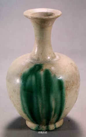 白釉绿彩长颈瓶