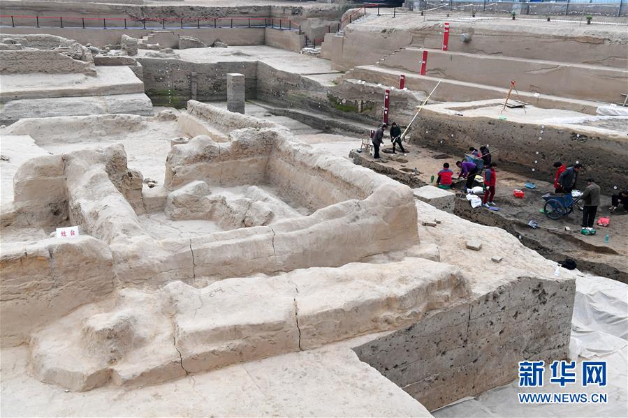 Archaeologists working at the Xinzheng Gate site, a gate on the wall of the ruins of Bianliang (Kaifeng's name during the Northern Song Dynasty, 960 to 1127), on March 11, 2017 [Photo: Xinhua]