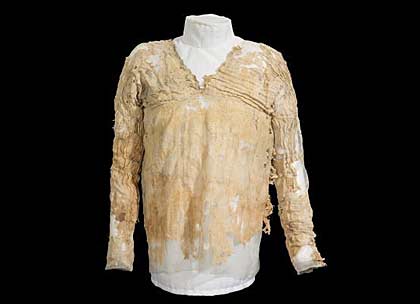 a photo of a jumper made of fragile cloth on a mannequin