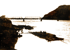 原文配图：民国时期的中山桥与黄河上的木筏。