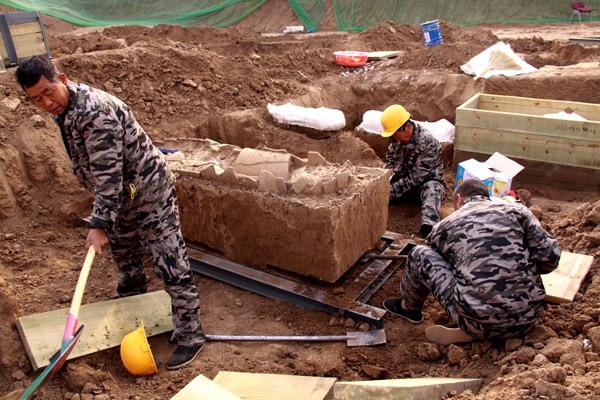 Workers clear the ground in preparation for an excavation in Hugezhuang village, Tongzhou, Beijing. (Photo/China Daily)