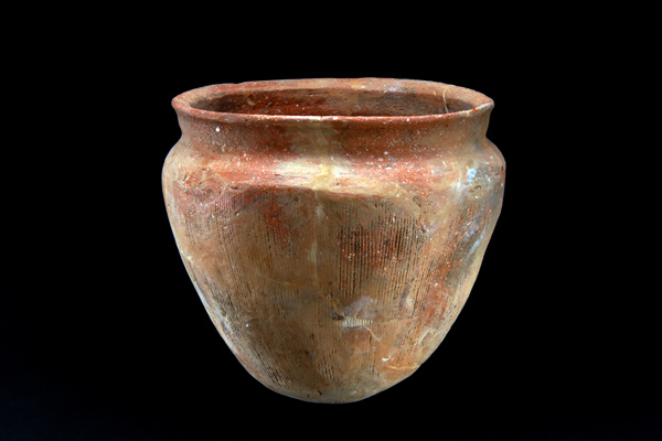 A pottery burial urn from the Warring States period. (Photo/China Daily) A pottery burial urn from the Warring States period. (Photo/China Daily)