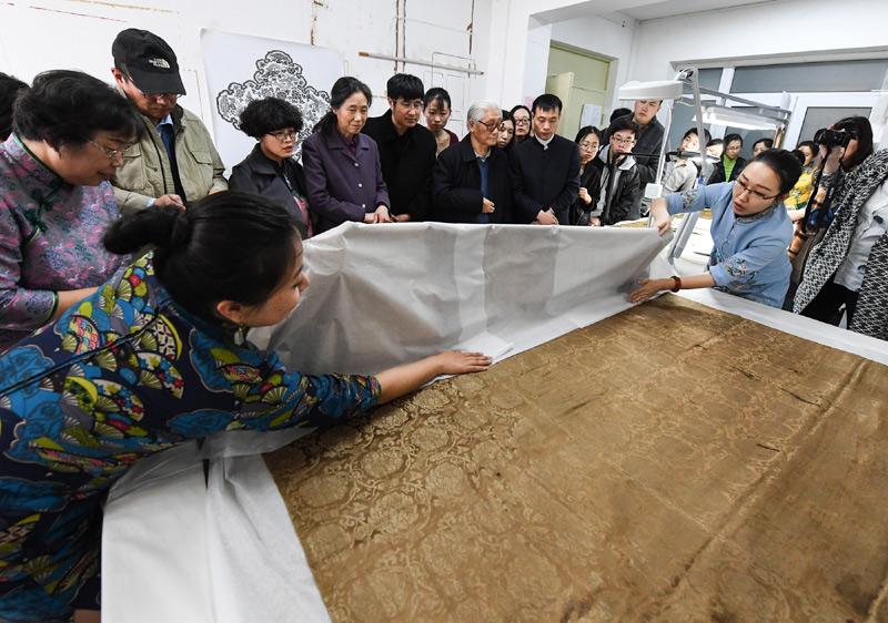 4月2日，与会专家学者参观经保护修复后的明代缠枝花纹丝织被。