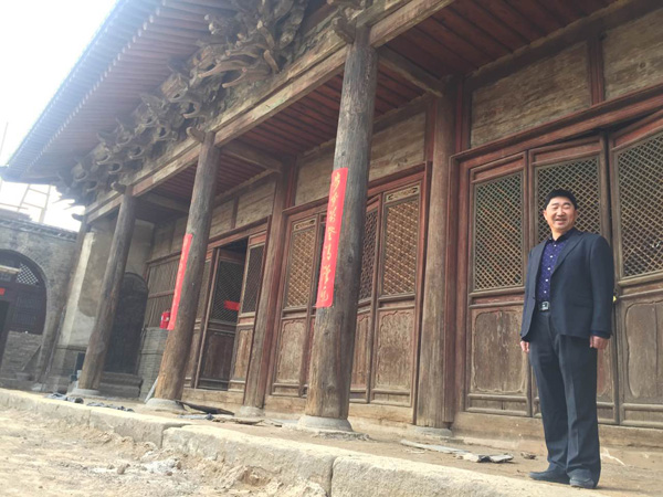 今年52岁的雷思凤站在清凉寺大殿前，去年起，清凉寺由国家文物局拨款开始首次全面整修。  本文图片图均为自澎湃新闻记者 王乐 图