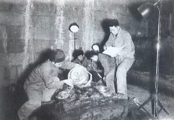 考古人员在地宫中清理随葬品