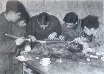 考古人员在清理丝织品