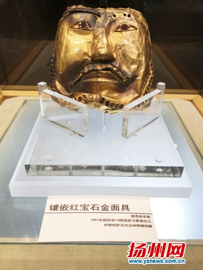 镶嵌红宝石金面具