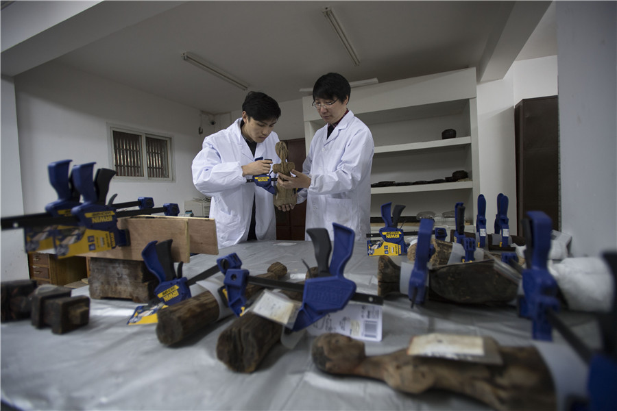 Restorers revive cultural relics in Hubei