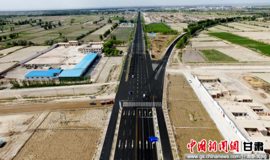 县城火车站至瓜州南收费站路段改建成功后的航拍图。 县城火车站至瓜州南收费站路段改建成功后的航拍图。