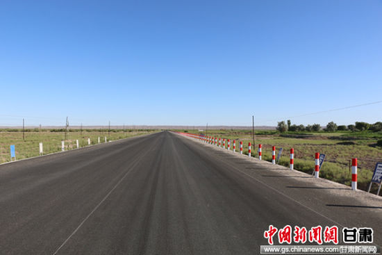 全线贯通的县城至锁阳城遗址公路。 全线贯通的县城至锁阳城遗址公路。