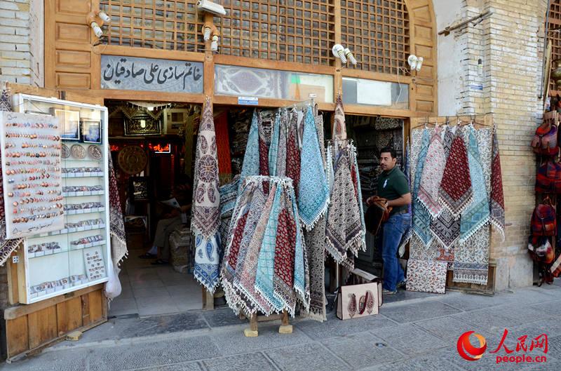 伊玛目广场边上到处都是卖地毯的巴扎商店