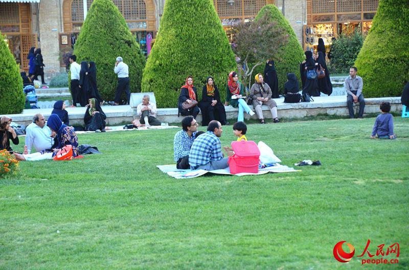 广场上举家出动的伊朗家庭，铺块毯子，便可以惬意的在广场坐上一下午。