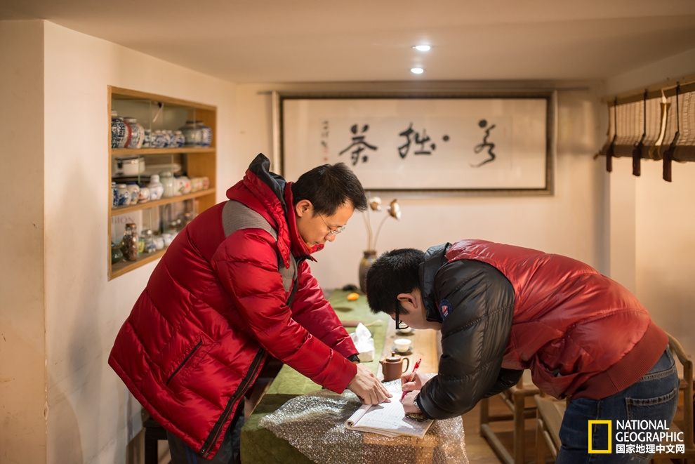 锔瓷 | 这手艺居然能把碎掉的瓷器升华为另一种艺术品！