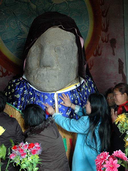 Stone statues of Niulang and Zhinyu trigger heated discussion