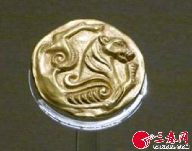 虎形圆金牌，战国（公元前475～前221年），乌鲁木齐市南山矿区阿拉沟墓出土，