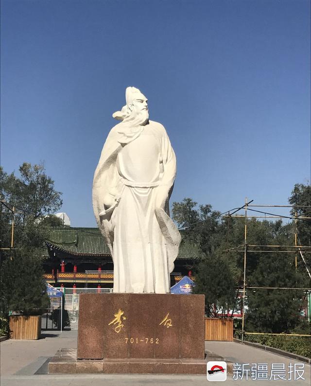 乌鲁木齐市的人民公园里的李白雕像。