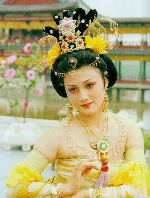 电视剧《唐明皇》中的杨妃,林芳兵饰演。贵妃装束中即有义髻黄衣 电视剧《唐明皇》中的杨妃,林芳兵饰演。贵妃装束中即有义髻黄衣