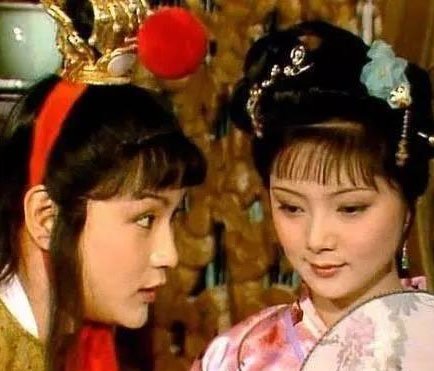 “怪不得他们拿姐姐比杨妃,原来也体丰怯热。” 宝钗听说,不由的大怒。 “怪不得他们拿姐姐比杨妃,原来也体丰怯热。” 宝钗听说,不由的大怒。