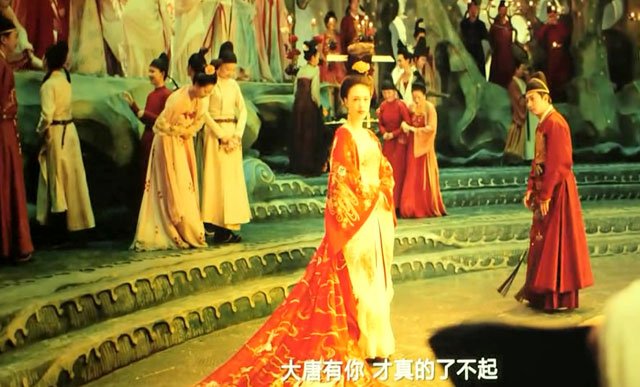 写《清平调》这一年,李白四十三岁,杨妃二十五岁,唐明皇则快六十了。图源电影《妖猫传》 写《清平调》这一年,李白四十三岁,杨妃二十五岁,唐明皇则快六十了。图源电影《妖猫传》