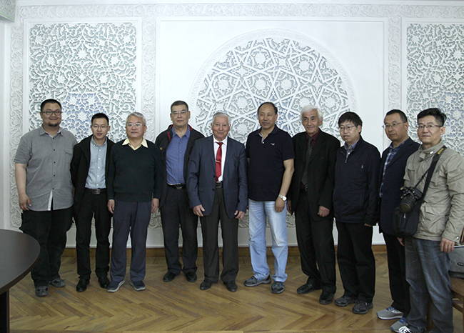 考察团一行与乌兹别克斯坦国家科学艺术研究院学者合影.JPG