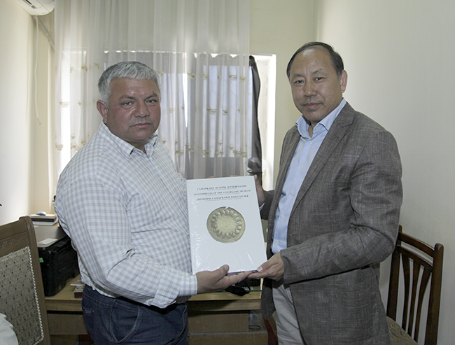 杨秀清研究馆员与Samariddin Mustafokulov先生互赠书籍.JPG