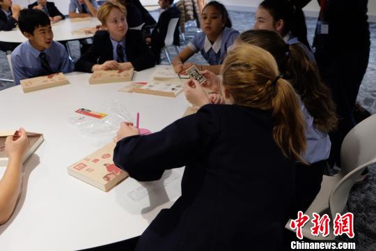 学生在制作印章。　郭鑫 摄