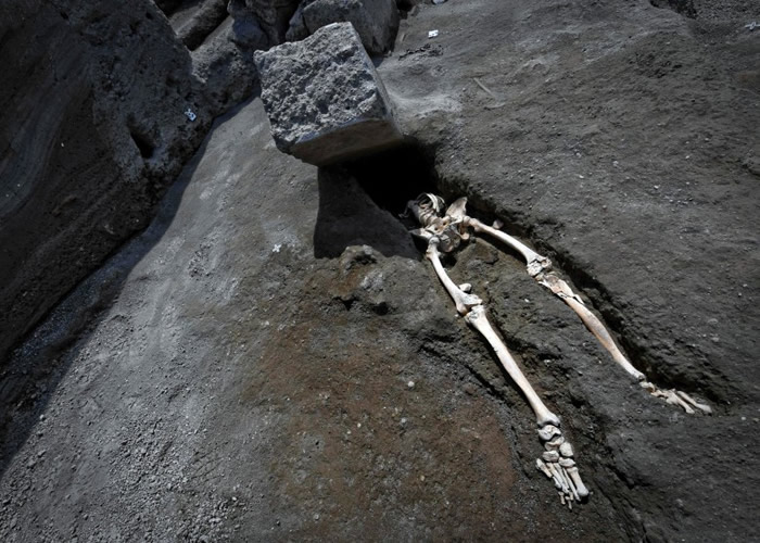 意大利庞贝古城震撼骸骨出土 古罗马男子遭火山巨石削半身亡