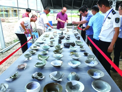 专家查看遗址内出土的瓷器遗存    新华社记者  李 贺  摄