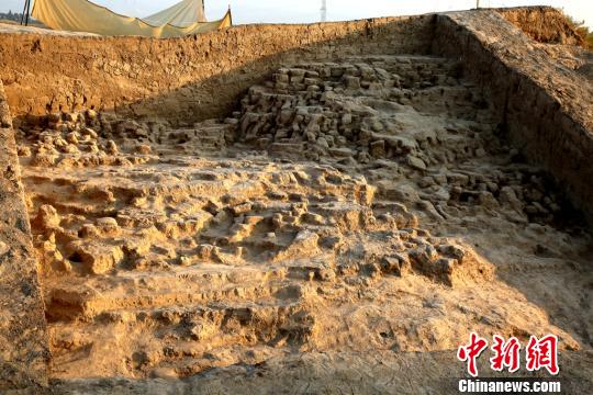倒塌的土坯堆积。陕西省考古研究院 供图