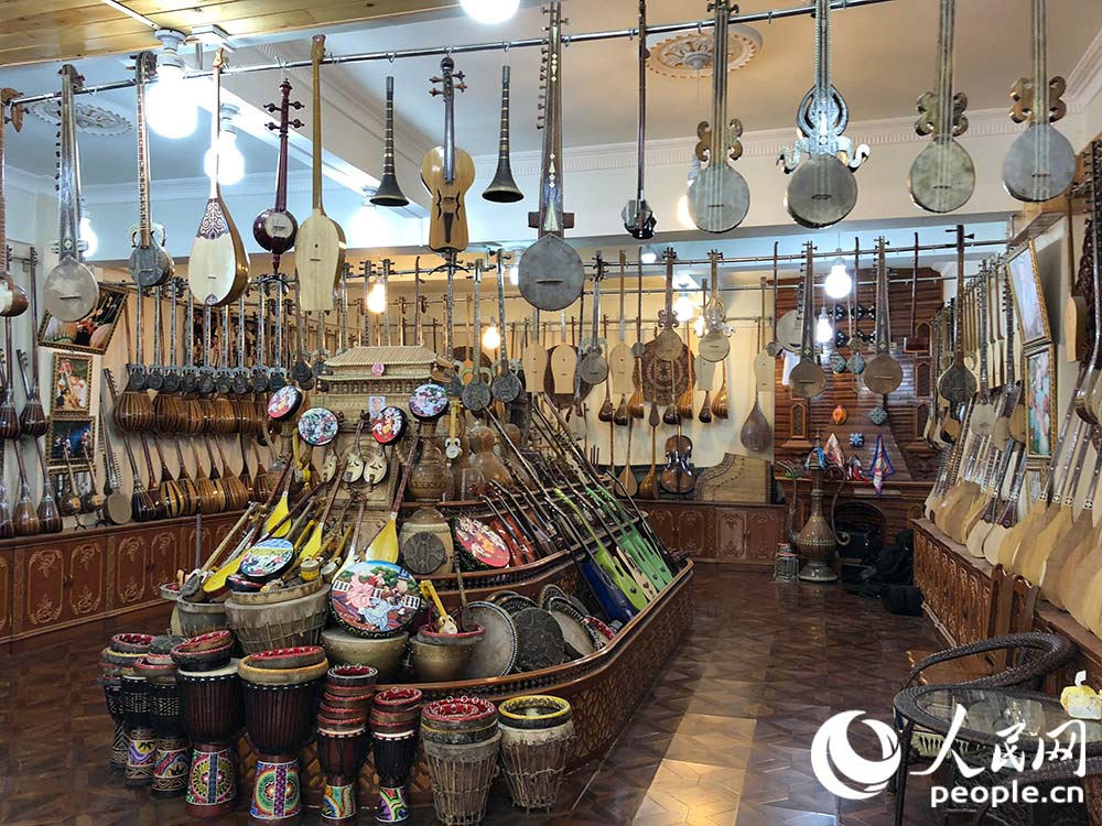 古城中常常可见的特色乐器店，店内多种乐器让人应接不暇。(陈羽 摄)