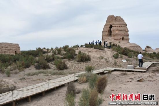 图为游客在阿育王寺拍照留念。