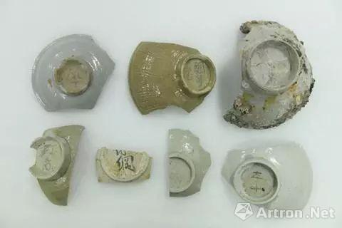 韩国海域发掘的宋元陶瓷，底部印有汉字（韩联社）
