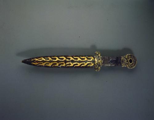 错金铁短剑。河北博物院供图