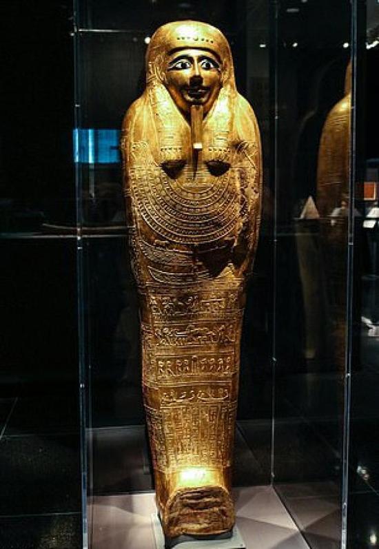 古埃及祭司 Nedjemankh 镀金棺椁正在展柜中展出