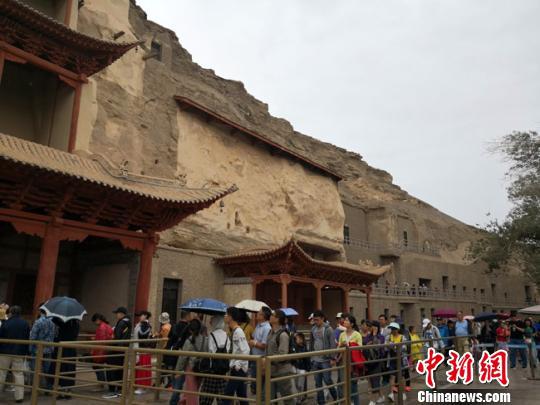 图为2018年夏天,敦煌莫高窟人流如织。(资料图) 冯志军 摄