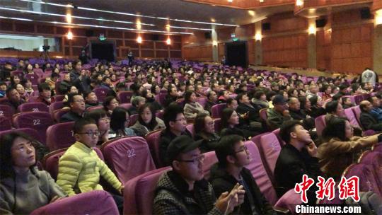兰州金城大剧院现场观众听得聚精会神。 侯志雄 摄 兰州金城大剧院现场观众听得聚精会神。 侯志雄 摄
