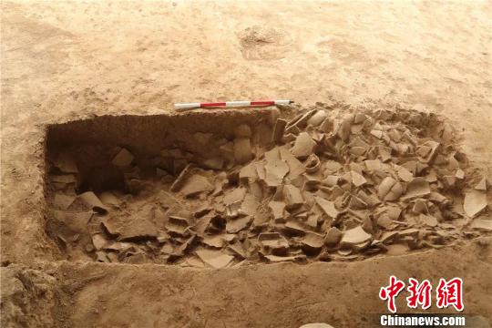 建筑废料堆积坑。陕西省考古研究院