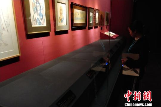 “丝路”文物亮相展览现场。 田进 摄 “丝路”文物亮相展览现场。 田进 摄