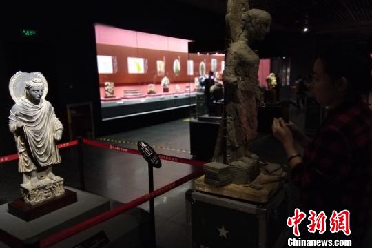 西安美术学院学生开展雕塑临摹。 田进 摄 西安美术学院学生开展雕塑临摹。 田进 摄