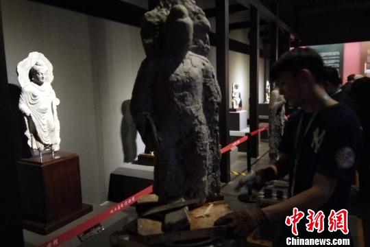 西安美术学院学生开展雕塑临摹。 田进 摄 西安美术学院学生开展雕塑临摹。 田进 摄